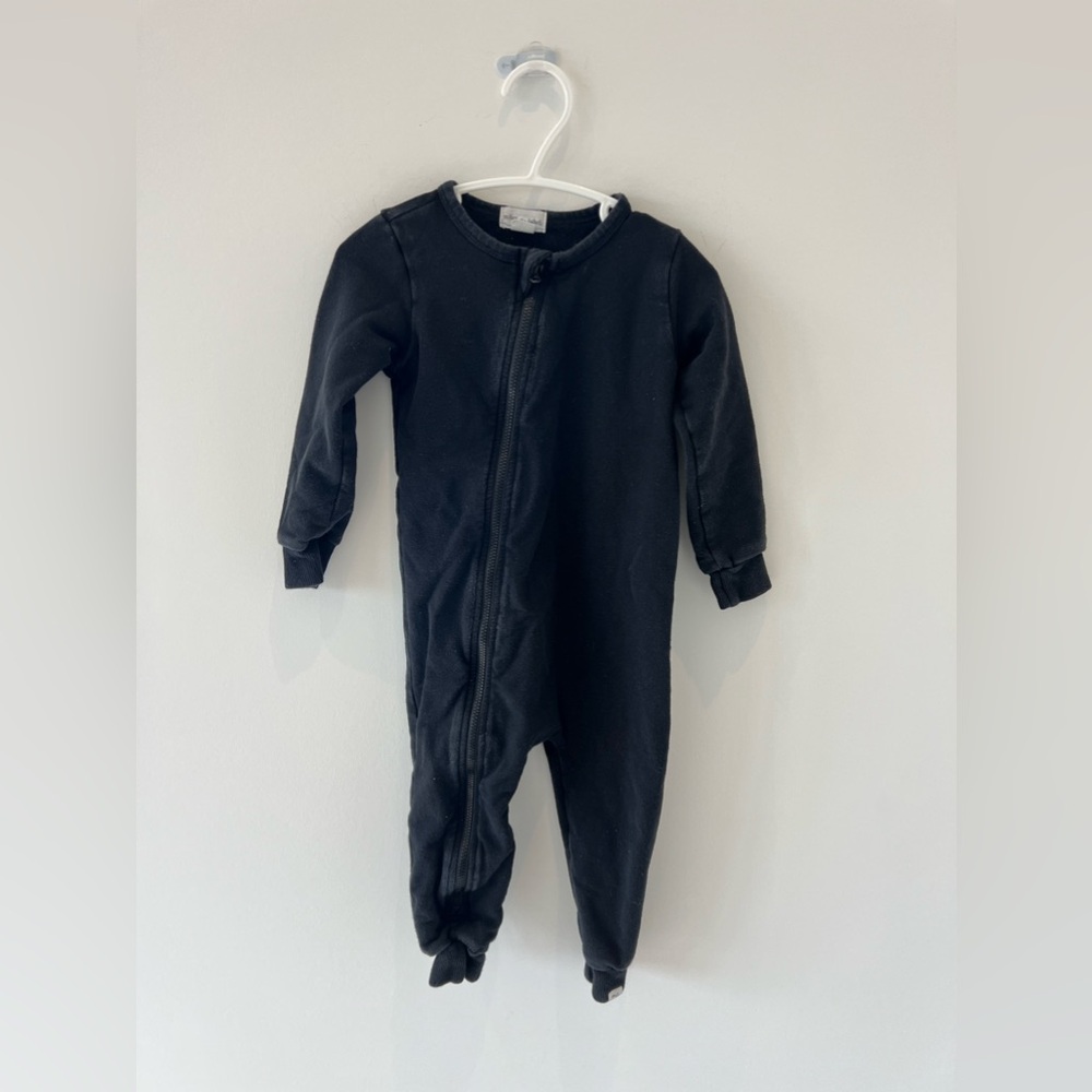 ⭐️ 2/$20 ⭐️ Miles the label zippered romper. 18m